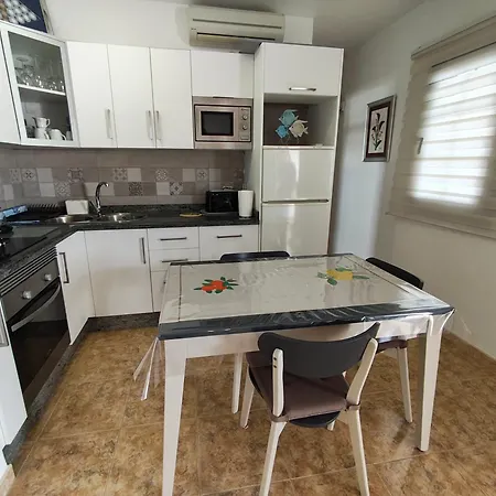 Sea Carnation Well Located, Pool & Terrace Apartment